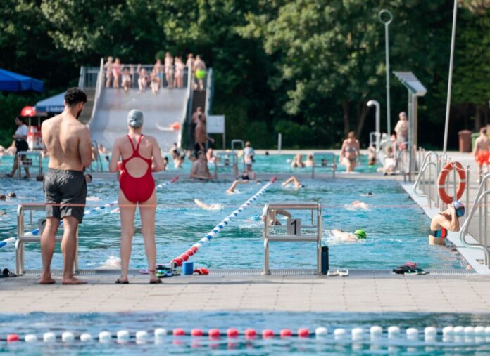 Bei Hitze und Sonnenschein zieht es in NRW viele Menschen ins Freibad.