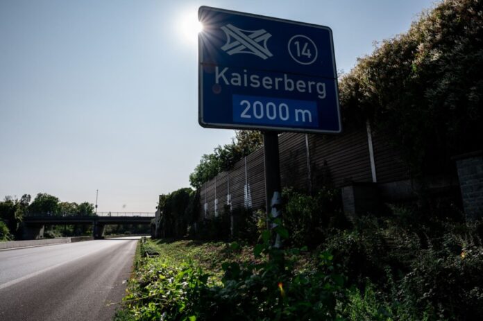 Hinweisschild auf das Autobahnkreuz Kaiserberg Die Sperrung am Kreuz Kaiserberg soll am Mittwoch um 5 Uhr enden. (Archivbild)