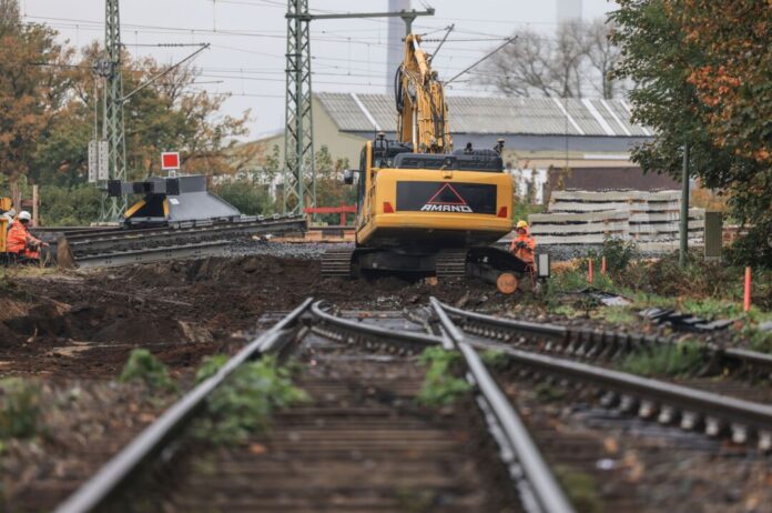 Das aktuell größte Bauprojekt der Bahn in NRW: Der Ausbau der Strecke Emmerich-Oberhausen für den Güterverkehr. (Archivbild)