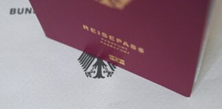 Die hohe Nachfrage nach Einbürgerungsterminen führt bei vielen Kommunen zu langen Wartezeiten.