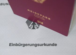 Die hohe Nachfrage nach Einbürgerungsterminen führt bei vielen Kommunen zu langen Wartezeiten.
