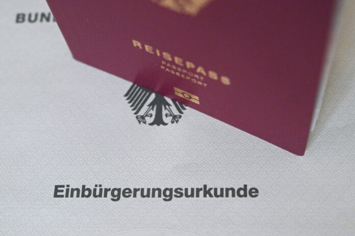Die hohe Nachfrage nach Einbürgerungsterminen führt bei vielen Kommunen zu langen Wartezeiten.