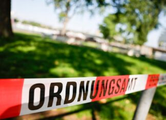 Ein Flatterband des Ordnungsamtes ist weiträumig um die Fundstellen der Bombenblindgänger aus dem Zweiten Weltkrieg gespannt.