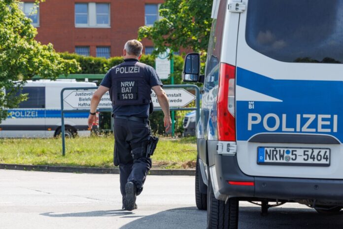 Ein Straftäter ist in Bielefeld über eine 2,83 Meter hohe Absperrung in die Freiheit gesprungen. (Archivbild)