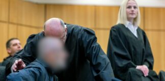 Anwalt Uwe Krechel berät sich mit seinem Mandanten.