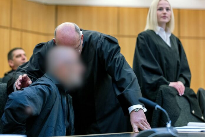 Anwalt Uwe Krechel berät sich mit seinem Mandanten.
