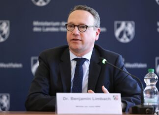 NRW-Justizminister Benjamin Limbach ist stolz auf den ersten Chatbot bei der Justiz. (Archivbild)