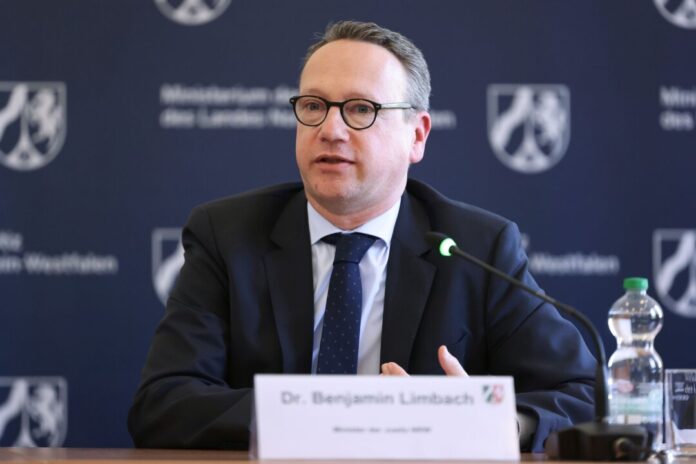 NRW-Justizminister Benjamin Limbach ist stolz auf den ersten Chatbot bei der Justiz. (Archivbild)