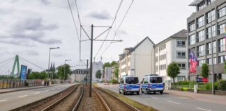  20.000 Menschen mussten ihre Wohnungen verlassen, Straßen wurden gesperrt, auch der Bahnverkehr über den Rhein kam zum Erliegen.