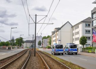  20.000 Menschen mussten ihre Wohnungen verlassen, Straßen wurden gesperrt, auch der Bahnverkehr über den Rhein kam zum Erliegen.