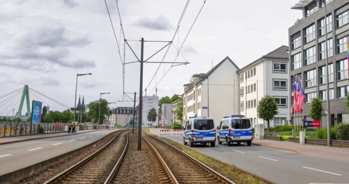  20.000 Menschen mussten ihre Wohnungen verlassen, Straßen wurden gesperrt, auch der Bahnverkehr über den Rhein kam zum Erliegen.