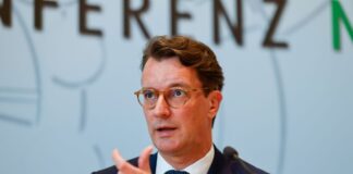 Das von der Bundespolitik geplante Investitionsprogramm für die Wirtschaft hätte die Kommunen teuer zu stehen kommen können - doch nun gebe es einen Schutzschirm, betont NRW-Ministerpräsident Hendrik Wüst (CDU). (Archivbild)