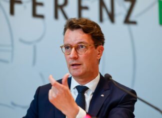 Das von der Bundespolitik geplante Investitionsprogramm für die Wirtschaft hätte die Kommunen teuer zu stehen kommen können - doch nun gebe es einen Schutzschirm, betont NRW-Ministerpräsident Hendrik Wüst (CDU). (Archivbild)