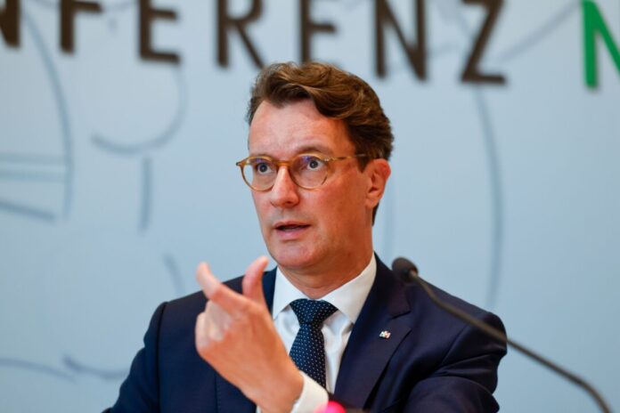 Das von der Bundespolitik geplante Investitionsprogramm für die Wirtschaft hätte die Kommunen teuer zu stehen kommen können - doch nun gebe es einen Schutzschirm, betont NRW-Ministerpräsident Hendrik Wüst (CDU). (Archivbild)