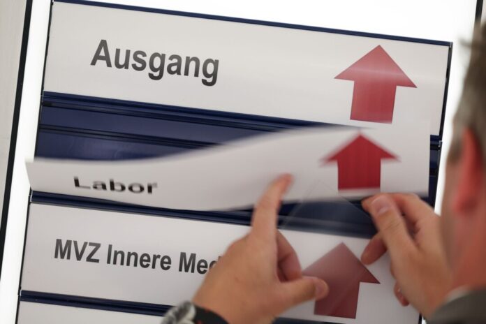 In unterversorgten Gebieten in NRW sollten nach Ansicht der SPD Medizinische Versorgungszentren in kommunaler Trägerschaft die Lücken füllen (Symbolbild)
