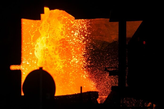 Produktion bei Thyssenkrupp Thyssenkrupp will laut einem Medienbericht schnell Sozialplan-Verhandlungen für den geplanten Stellenabbau.