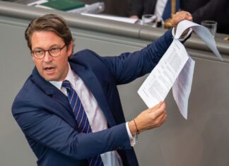 Ex-Verkehrsminister Andreas Scheuer soll in einen Untersuchungsausschuss des Landtags kommen. (Archivbild)