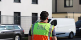 Ein Zöllner bei der Überprüfung einer Baustelle - immer wieder macht der Zoll Schwarzarbeiter ausfindig.