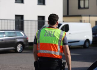 Ein Zöllner bei der Überprüfung einer Baustelle - immer wieder macht der Zoll Schwarzarbeiter ausfindig.