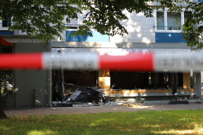 Eine Explosion vor einem Kölner Restaurant hat erhebliche Zerstörung angerichtet.