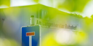 Auf einem Straßenschild steht der Name des Gewerbegebietes: «Am Langenhorster Bahnhof» in dem der Bau des Krematoriums geplant ist.