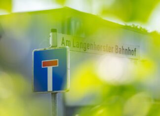 Auf einem Straßenschild steht der Name des Gewerbegebietes: «Am Langenhorster Bahnhof» in dem der Bau des Krematoriums geplant ist.