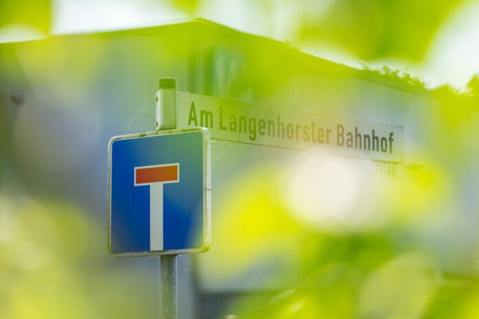 Auf einem Straßenschild steht der Name des Gewerbegebietes: «Am Langenhorster Bahnhof» in dem der Bau des Krematoriums geplant ist.