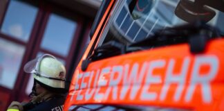 Mehrere Feuerwehrtrupps mit Atemschutz suchten in dem Haus nach Menschen. (Symbolbild) 