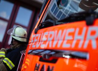 Mehrere Feuerwehrtrupps mit Atemschutz suchten in dem Haus nach Menschen. (Symbolbild) 