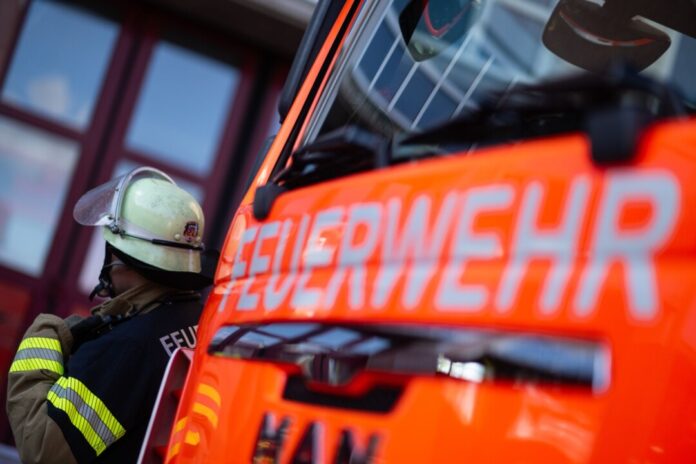Mehrere Feuerwehrtrupps mit Atemschutz suchten in dem Haus nach Menschen. (Symbolbild) 