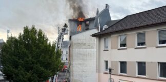 Insgesamt 23 Personen seien aus den Häusern gerettet worden, berichtete die Feuerwehr. 