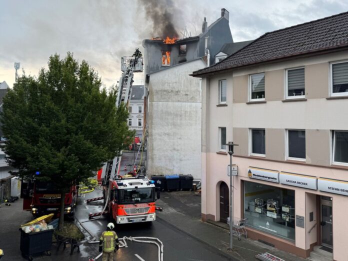 Insgesamt 23 Personen seien aus den Häusern gerettet worden, berichtete die Feuerwehr. 