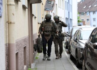 In Remscheid waren auch SEK-Kräfte im Einsatz.