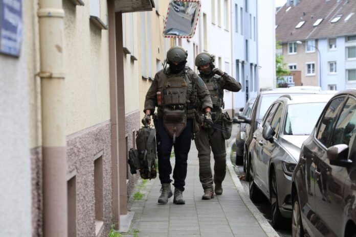 In Remscheid waren auch SEK-Kräfte im Einsatz.