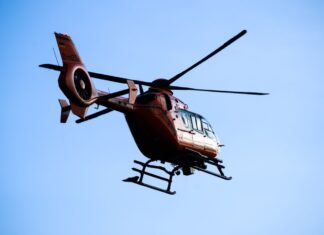 Der verletzte Motorradfahrer wurde mit dem Rettungshubschrauber in eine Spezialklinik gebracht (Symbolbild).