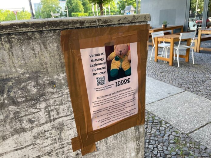 Neben den Plakaten auf Deutsch bittet auch ein eigener Webauftritt auf Englisch, Polnisch, Rumänisch und Bulgarisch um Hinweise zu dem gestohlenen Plüschtier.