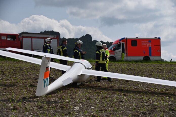 Segelflieger auf dem Feld Die ungewöhnliche Landung ging glimpflich aus.