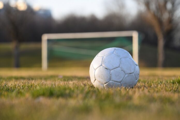 Nach einer Anzeige wegen Beleidigung ermittelt in Dortmund der Staatsschutz gegen einen Jugendfußballtrainer. (Symbolfoto)