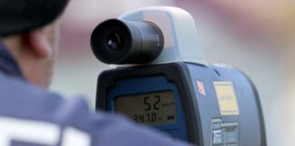Ein Polizist misst mit einem Lasermessgerät die Geschwindigkeit. In Paderborn hat es jetzt einen Fahranfänger getroffen. (Symbolbild)