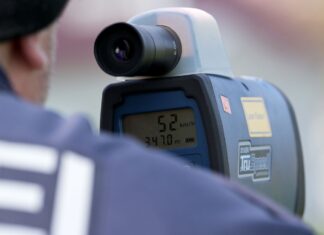 Ein Polizist misst mit einem Lasermessgerät die Geschwindigkeit. In Paderborn hat es jetzt einen Fahranfänger getroffen. (Symbolbild)