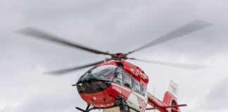 Die junge Frau kam per Rettungshubschrauber in eine Klinik. (Symbolbild)