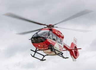 Die junge Frau kam per Rettungshubschrauber in eine Klinik. (Symbolbild)