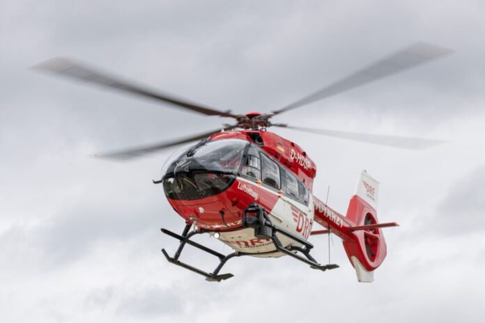 Die junge Frau kam per Rettungshubschrauber in eine Klinik. (Symbolbild)