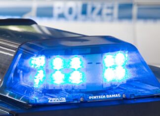 Die Ermittlungen der Polizei zur Unfallursache dauern noch an. (Symbolbild)