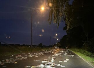 Zeitungen auf der Fahrbahn haben in Viersen den Verkehr gefährdet. 