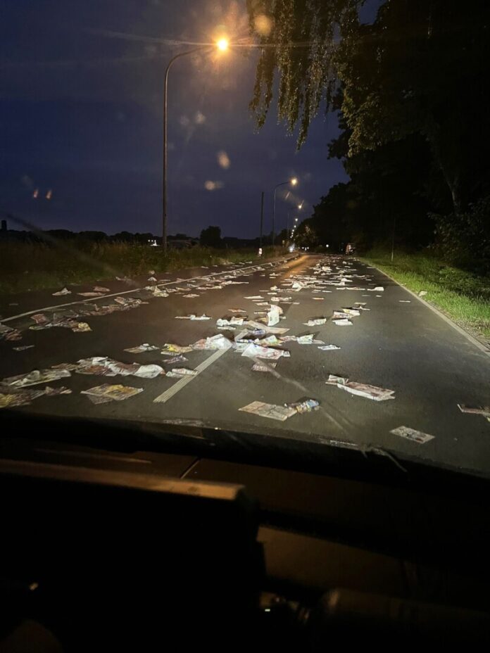 Zeitungen auf der Fahrbahn haben in Viersen den Verkehr gefährdet. 