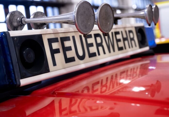 Drei Menschen wurden bei dem Brand schwer verletzt. (Symbolbild)