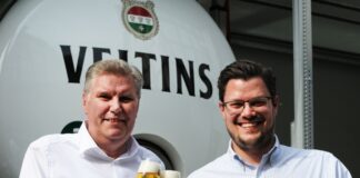 Der Sprecher der Geschäftsführung von Veltins, Volker Kuhl (links), steht im Sommer 2024 bei einer Firmenveranstaltung neben Fabian Veltins.