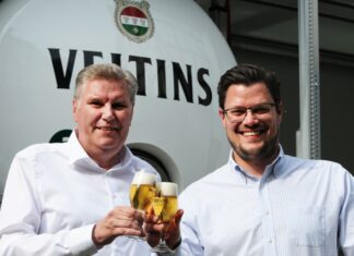 Der Sprecher der Geschäftsführung von Veltins, Volker Kuhl (links), steht im Sommer 2024 bei einer Firmenveranstaltung neben Fabian Veltins.