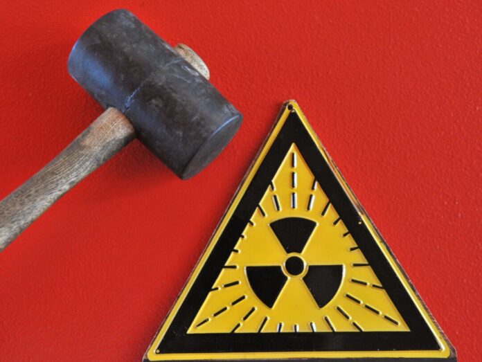 Hammer vor Radioaktivitätszeichen Wer muss den Abriss des stillgelegten Atomkraftwerks in Hamm-Uentrop bezahlen? Das Oberlandesgericht Düsseldorf hat sich jetzt mit der Klage der Betreibergesellschaft befasst. (Symbolbild)